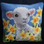 Lamb að leika sér