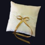 Hringapúði ferkantaður m/ Chantilly blúndu koníakslitur