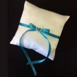 Hringapúði ferkantaður m/ borða og silfurskreytingu