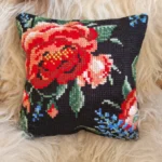 Rós á svörtum grunni